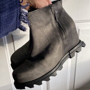Sorel Women’s Wedge Boots Size 7